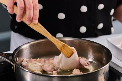 En una sartén con un poco de aceite freír los trozos de pollo sin que cojan color.