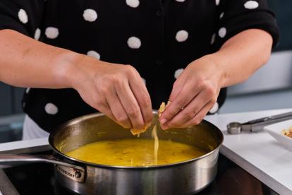 Desmigar las yemas cocidas en la salsa
