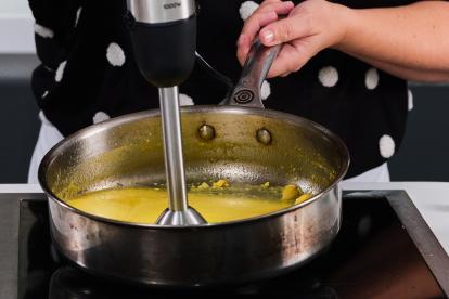 Triturar la salsa con las yemas cocidas