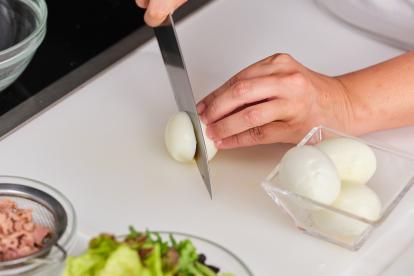 Cortar con un cuchillo los huevos por la mitad