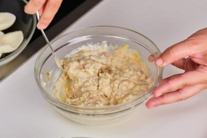Mezclar todos los ingredientes del relleno con la ayuda de un tenedor
