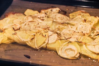 Patatas y cebollas horneándose