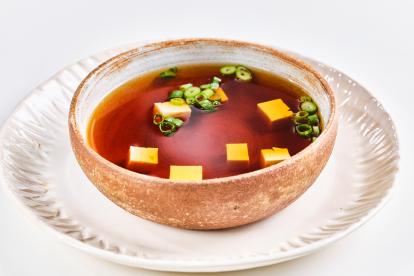 Una sopa al estilo miso japonesa ligera y exquisita