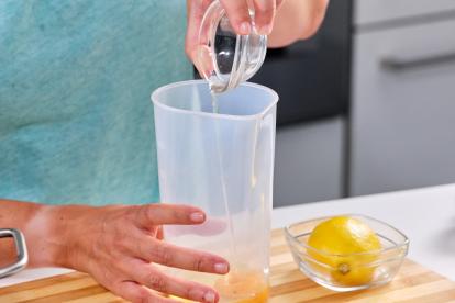 Para preparar la mayonesa, cascar un huevo en el fondo de un vaso especial para batidora