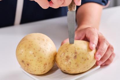 Pinchar levemente las patatas lavadas