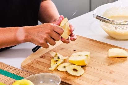 Pelar y cortar las manzanas en cuatro