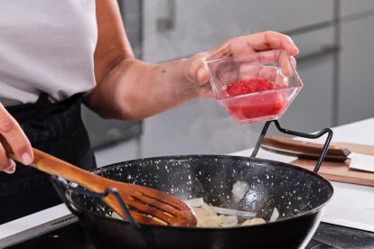 Cuando la cebolleta y el puerro estén medio dorados, cortar la cocción con el tomate rallado