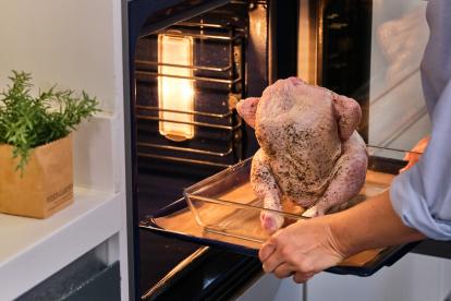 Meter el pollo en el horno