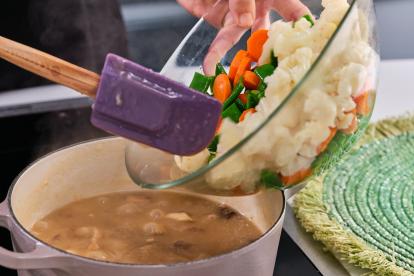 Agregar las verduras hervidas a la salsa y cocinar