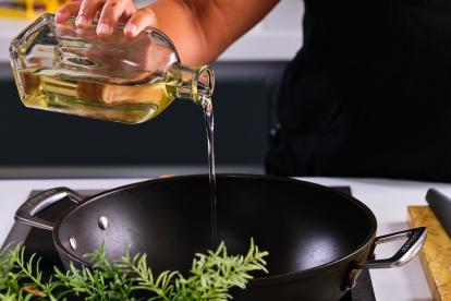 Calentar aceite de girasol en el fondo de un wok
