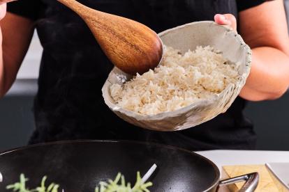 Añadir el arroz blanco ya cocido al wok