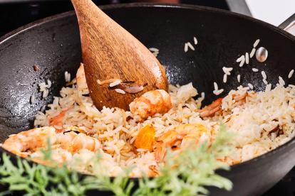 Remover el arroz y cocinar todo junto un par de minutos