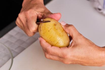 Pelar las patatas cocidas