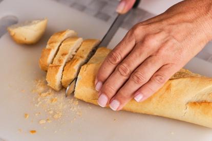 Cortar el pan en rebanadas