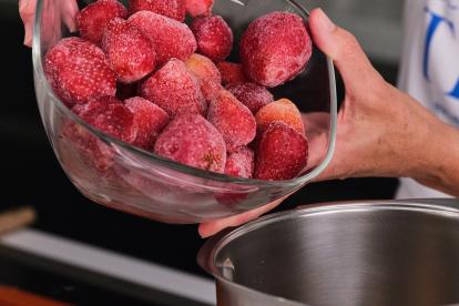 Meter las fresas en una máquina de cuchillas para triturar.