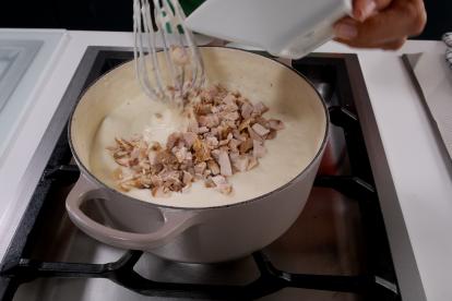 Añadir el pollo en trocitos a la bechamel y terminar de cocinar la masa
