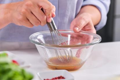 Mezclar con varillas los ingredientes de la vinagreta