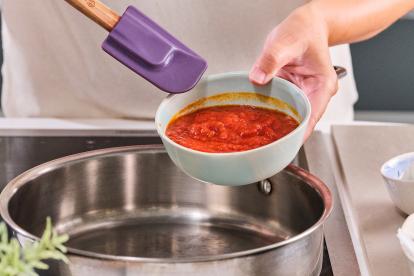 Verter el tomate frito en una sartén