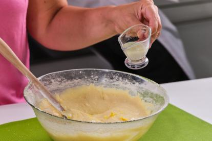 Añadir el zumo del limón y terminar de remover