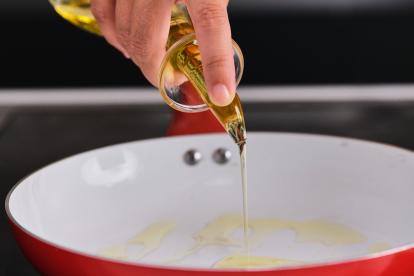 Calentar una sartén con aceite