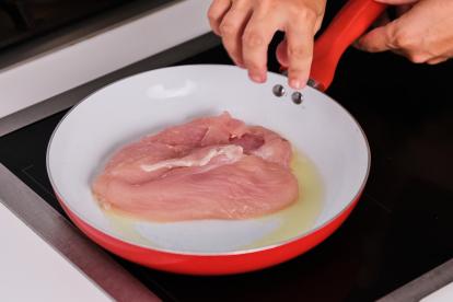 Hacer el pollo a la plancha en la sartén