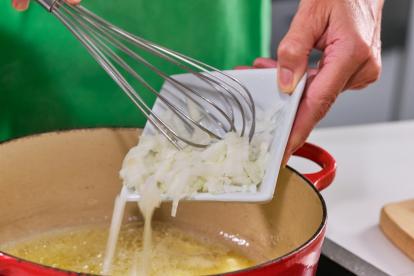 Añadir la cebolla a la mantequilla y estofar