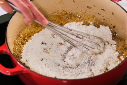 Remover bien la harina e integrarla con el resto de ingredientes