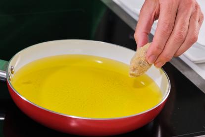 Calentar abundante aceite como para fritura en una sartén o cazo