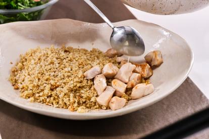 Añadir el pollo a la quinoa