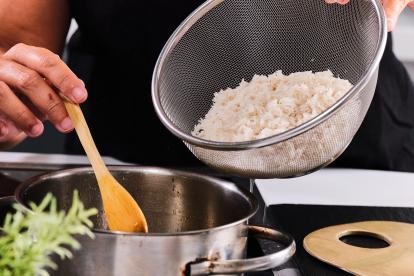 Añadir el arroz lavado al sofrito