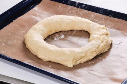 Poner la masa con forma de roscón sobre la bandeja del horno