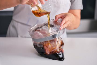 Verter en la bolsa con los solomillos la salsa de soja, el vino fino y el aceite de sésamo, con mucho cuidado para que no se salga el líquido de la bolsa. Cerrar bien