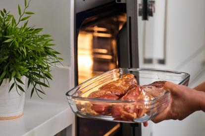 Poner los solomillos en una fuente de horno, sin el marinado, y asar a 190º unos 18-20 minutos