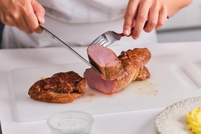 Dejar reposar la carne unos minutos y cortar en medallones gorditos