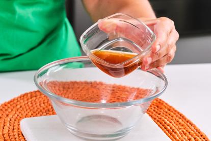 Añadir el jugo de los pimientos en un bol