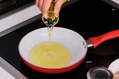 Calentar la sartén con el aceite