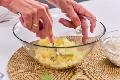 Machacar las patatas con la ayuda de un tenedor
