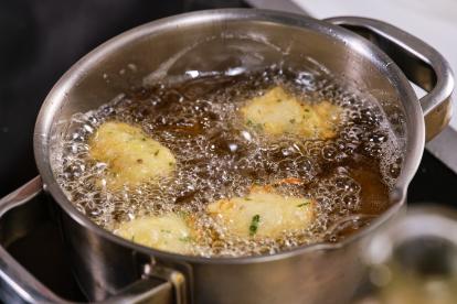 Freír los buñuelos en un cazo con aceite caliente