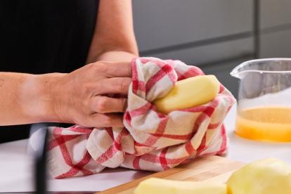 Secar las patatas con papel de cocina o un trapo limpio