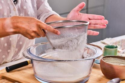 Tamizar la harina con la levadura y la sal