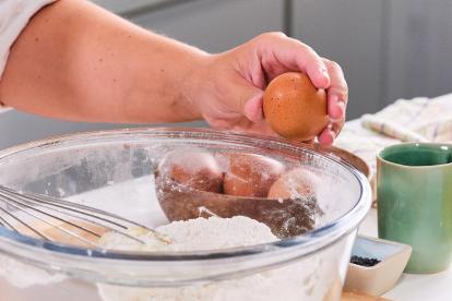 Incorporar los huevos al bol con el resto de ingredientes