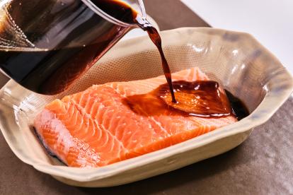 Impregnar el salmón con la salsa