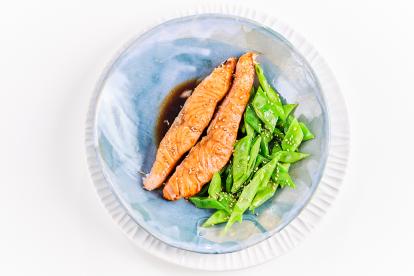 Presentación final del salmón al horno con salsa teriyaki.