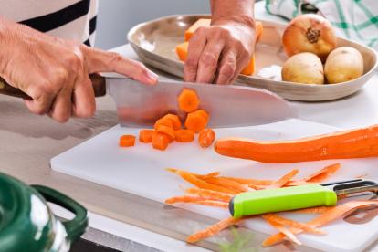 Pelar y cortar la zanahoria
