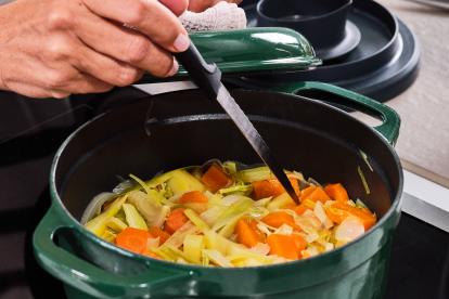 Comprobar el punto de cocción de las verduras clavando la punta de un cuchillo