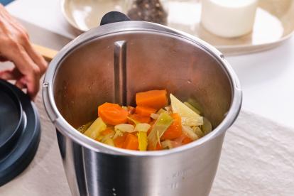 Añadir las verduras al vaso de una batidora