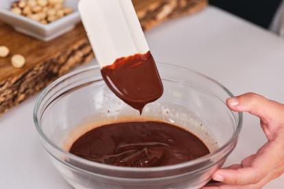 Remover la nata con el chocolate hasta que se integren