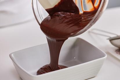 Volcar la mezcla de chocolate en una fuente
