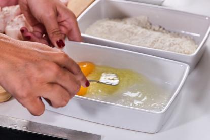 Preparar el rebozado: huevo batido y harina