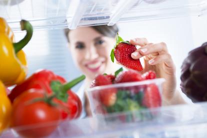Colocando frutas en el frigorífico.